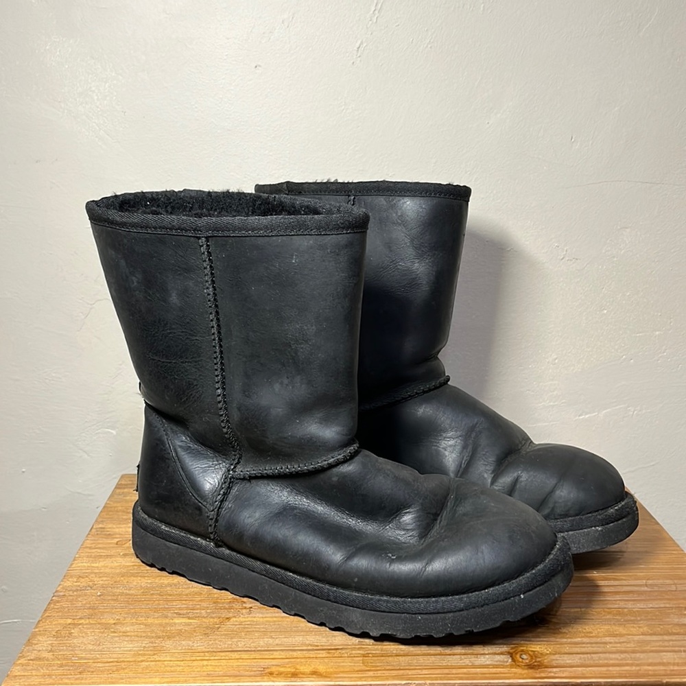 UGG Australia Classic Short Black Boot Women’s Size 8 Style 1005093